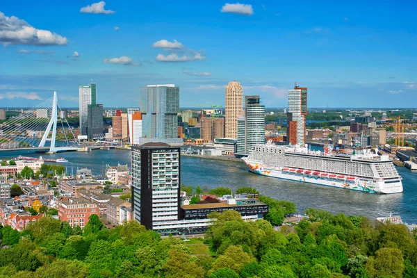 鹿特丹市和Erasmus桥的景观 — 图库照片