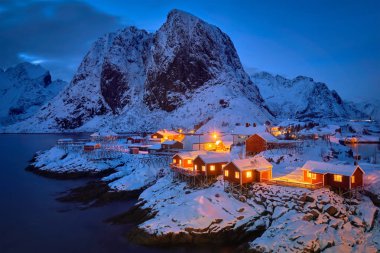 Norveç, Lofoten Adaları 'ndaki Hamnoy balıkçı köyü