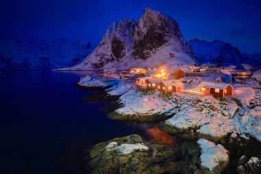 Norveç, Lofoten Adaları 'ndaki Hamnoy balıkçı köyü