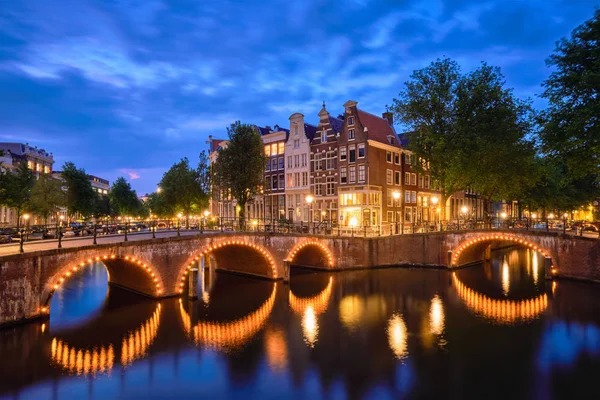夕方のアムステルダム運河、橋、中世の家 — ストック写真