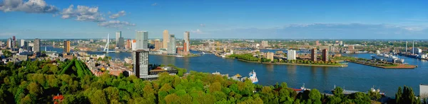 Vista da cidade de Roterdão e da ponte Erasmus — Fotografia de Stock