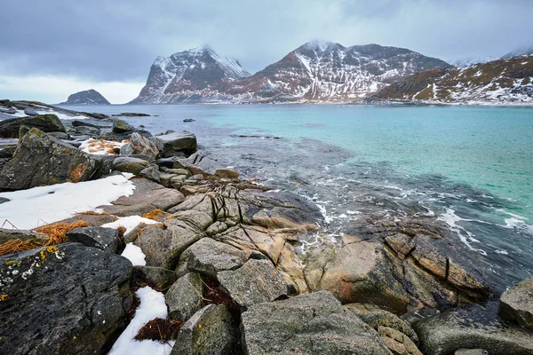 Costa rochosa do fiorde na Noruega — Fotografia de Stock