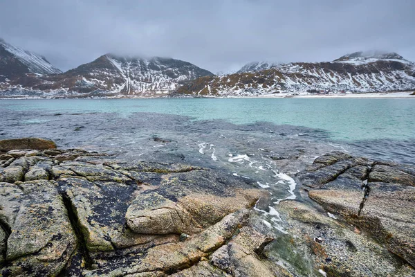 Costa rochosa do fiorde na Noruega — Fotografia de Stock