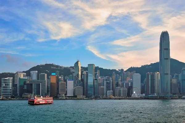 香港维多利亚港的垃圾船 — 图库照片