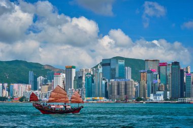 Hong Kong Victoria Limanı 'nda hurda tekne.