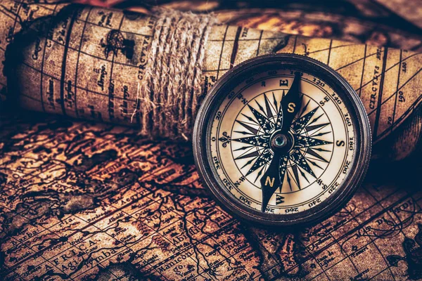 Stary kompas vintage na starożytnej mapie — Zdjęcie stockowe
