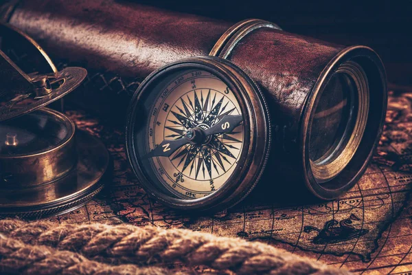 Старий вінтажний компас на стародавній карті. — стокове фото