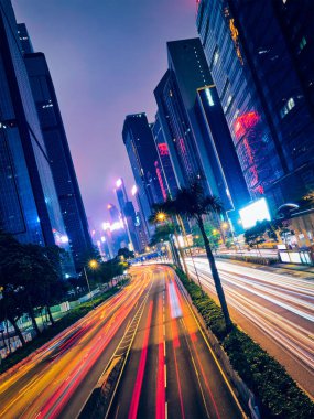Geceleri sokak trafik Hong Kong