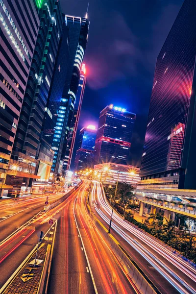 Tráfico callejero en Hong Kong por la noche — Foto de Stock