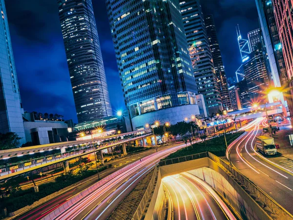 Gatutrafik i Hong Kong på natten — Stockfoto