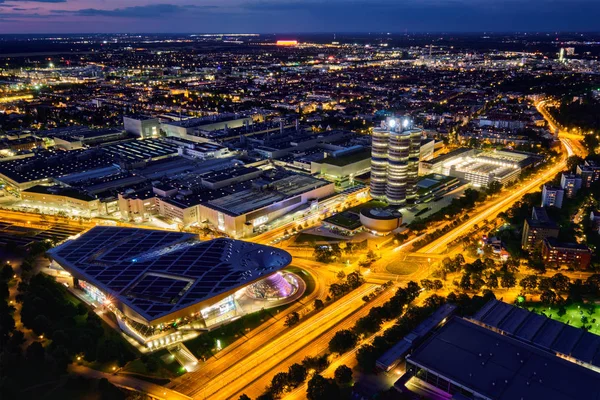 Vista aérea del Museo BMW y BWM Welt y la fábrica. Munich, Alemania — Foto de Stock