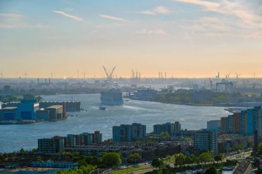 Görünümü Nieuwe Maas nehri ve Rotterdam şehir