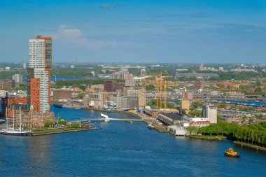 Görünümü Nieuwe Maas nehri ve Rotterdam şehir 
