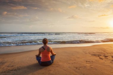 Yoga Lotus poz oudoors Plajı'nda yapıyor kadın