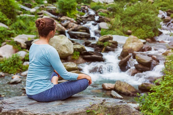 Žena v Padmasana venku — Stock fotografie