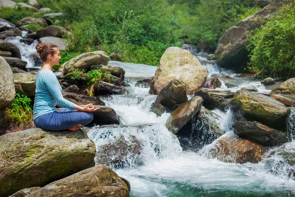 Kvinna i Padmasana utomhus — Stockfoto