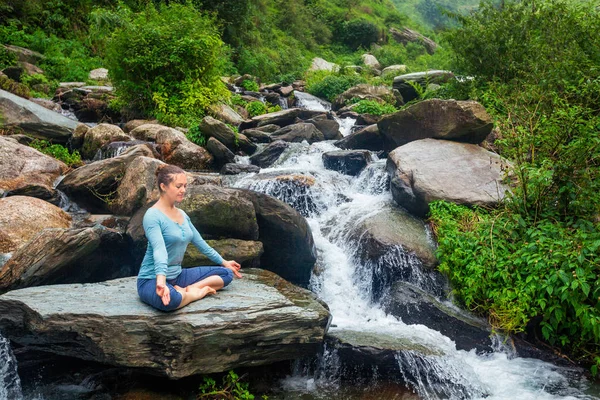 Donna a Padmasana all'aperto — Foto Stock