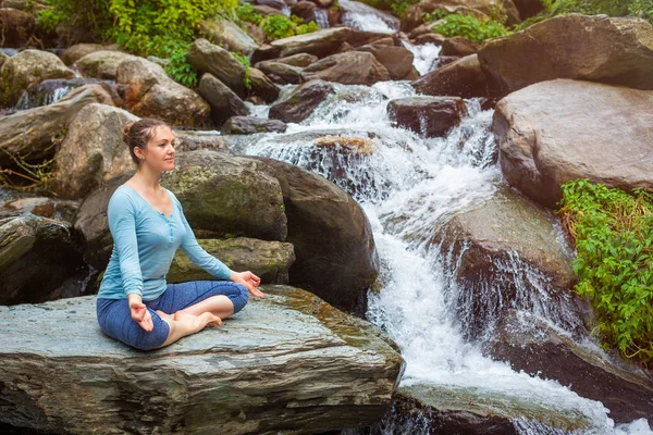 Kvinna i Padmasana utomhus — Stockfoto