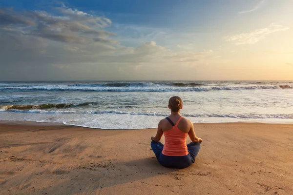 Yoga oudoors Beach - Padmasana lotus poz yapıyor kadın — Stok fotoğraf