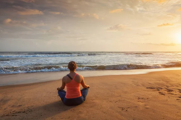 Yoga Lotus poz oudoors Plajı'nda yapıyor kadın — Stok fotoğraf