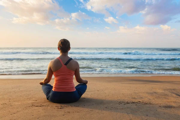 Sportif genç kadının yoga oudoors Plajı'nda yapması yerleştirmek — Stok fotoğraf