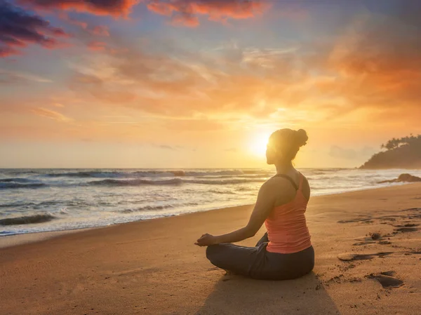 Jeune femme en forme sportive faisant du yoga à l'extérieur à la plage — Photo
