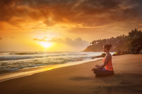 Sportif genç kadının yoga oudoors Plajı'nda yapması yerleştirmek — Stok fotoğraf