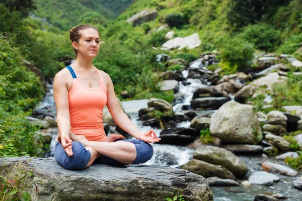 Kvinna i Padmasana utomhus — Stockfoto