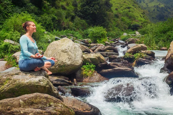 Vrouw in Padmasana buiten — Stockfoto