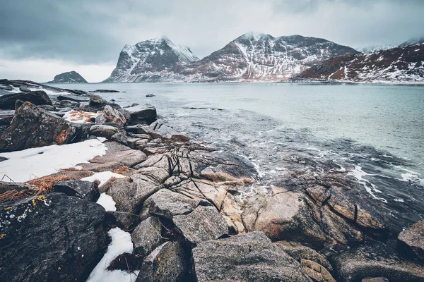 Costa rocciosa del fiordo in Norvegia — Foto Stock