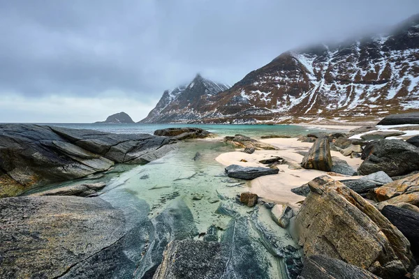 Costa rocciosa del fiordo in Norvegia — Foto Stock