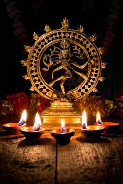 Shiva Nataraja Diwali ışıkları ile