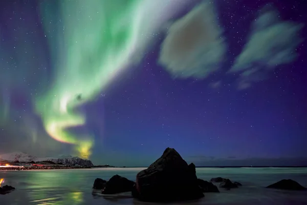 Aurora borealis Kuzey ışıkları. Lofoten Adaları, Norveç — Stok fotoğraf