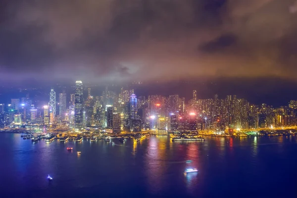 Пташиного польоту освітлені Hong Kong skyline. Гонконг, Китай — стокове фото