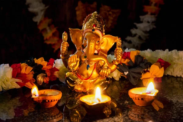 Ganesha mit Diwali-Lichtern — Stockfoto