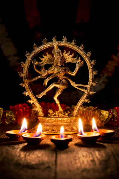 Shiva Nataraja med Diwali lampor — Stockfoto