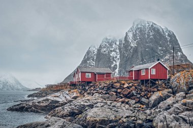 Norveç, Lofoten Adaları 'ndaki Hamnoy balıkçı köyü