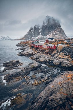 Norveç, Lofoten Adaları 'ndaki Hamnoy balıkçı köyü
