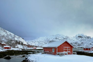 Kışın Lofoten Adaları, Norveç 'te Red rorbu evi