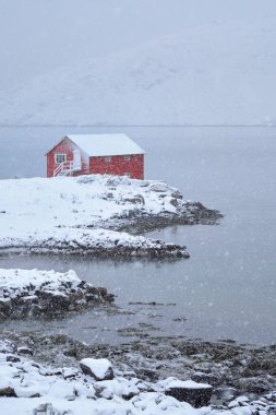 Kışın Lofoten Adaları, Norveç 'te Red rorbu evi
