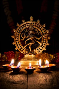 Shiva Nataraja Diwali ışıkları ile