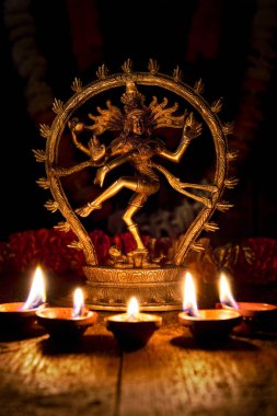 Shiva Nataraja Diwali ışıkları ile