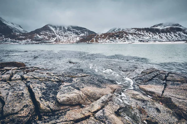 Costa rocciosa del fiordo in Norvegia — Foto Stock