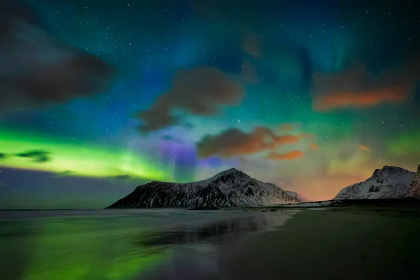 Aurora borealis Kuzey ışıkları. Lofoten Adaları, Norveç — Stok fotoğraf