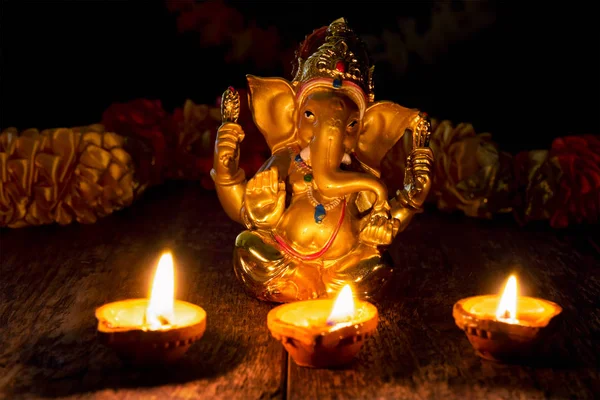 Ganesha mit Diwali-Lichtern — Stockfoto