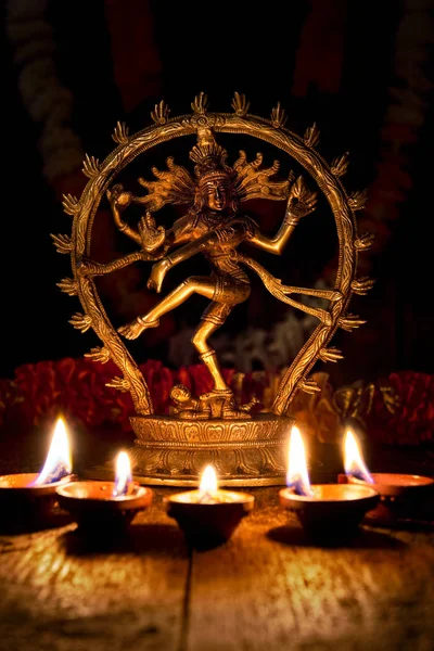 Shiva Nataraja met Diwali lampen — Stockfoto