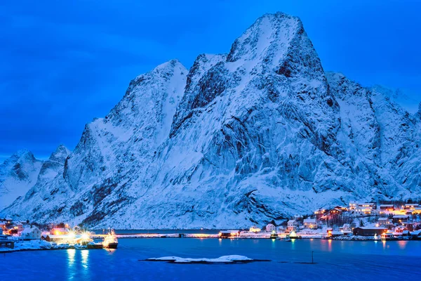 Reine wieś w nocy. Lofoty, Norwegia — Zdjęcie stockowe