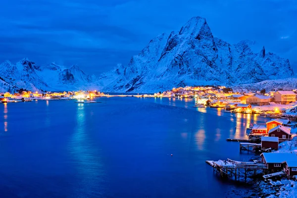 Villaggio Reine di notte. Isole Lofoten, Norvegia — Foto Stock