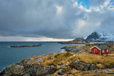 Clif ile geleneksel kırmızı rorbu ev Lofoten Adaları, Norveç