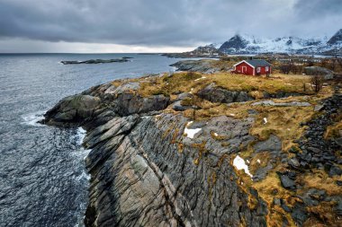 Clif ile geleneksel kırmızı rorbu ev Lofoten Adaları, Norveç